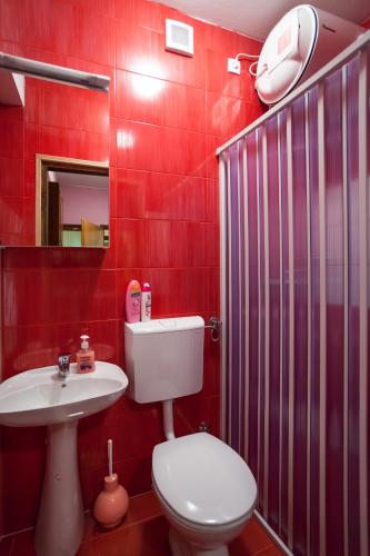Un baño de Apartments Ratković