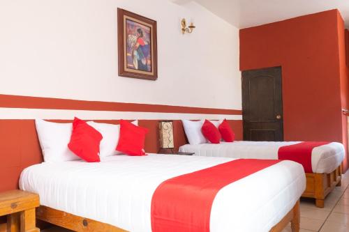 Una cama o camas en una habitación de OYO Hotel Meson de la Concepcion