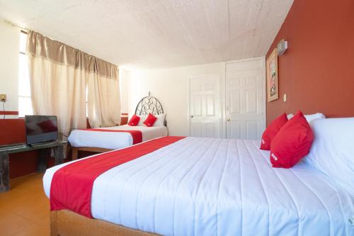 Una cama o camas en una habitación de OYO Hotel Meson de la Concepcion