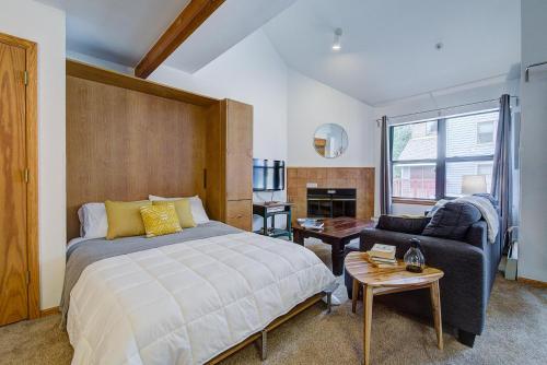 um quarto com uma cama e uma sala de estar em Ski-in Condo - Hot Tub - Pool - Gym - Breckenridge em Breckenridge