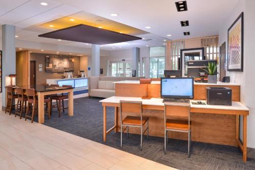 un vestíbulo de oficina con un escritorio con un ordenador. en Holiday Inn Express & Suites Alachua - Gainesville Area, an IHG Hotel en Alachua