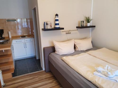 Postel nebo postele na pokoji v ubytování Hotel Garni Kröger