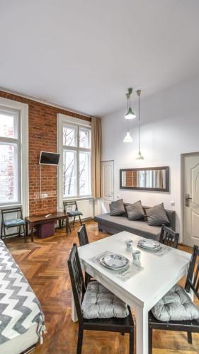 - un salon avec une table et un canapé dans l'établissement Piata Sfatului Central, à Braşov