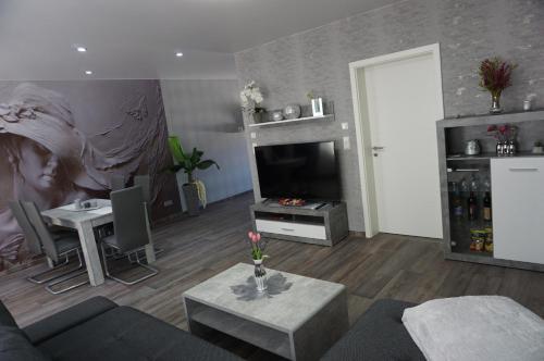 Una televisión o centro de entretenimiento en Tolle Mittelgeschosswohnung