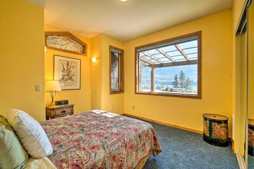 A bed or beds in a room at Country Villa on Kalamalka Lake with Pool!