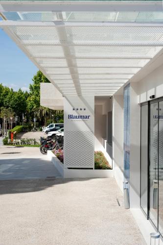 a white building with a sign that reads hamiami at Blaumar Hotel in Salou