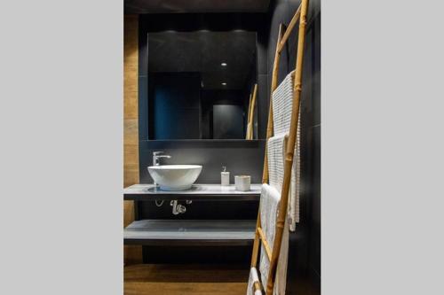 a bathroom with a sink and a mirror at LOFT MON in Zaragoza
