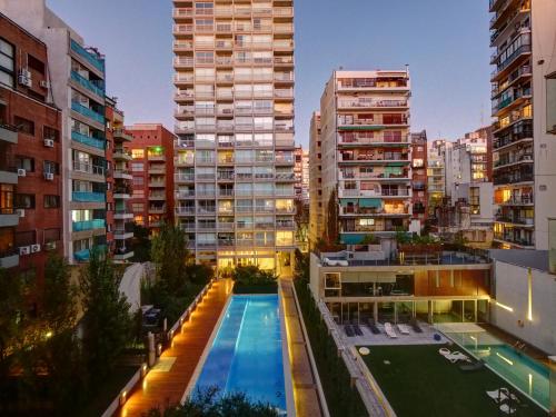 um edifício com piscina no meio de uma cidade em Quartier Polo by RentinBA em Buenos Aires