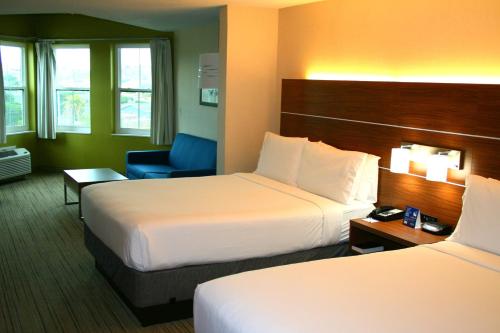 Katil atau katil-katil dalam bilik di Holiday Inn Express Hotel & Suites Marina by IHG