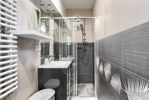 a bathroom with a shower and a sink and a toilet at Domek - Apartament Góralska Bajka, przy Krupówkach in Zakopane