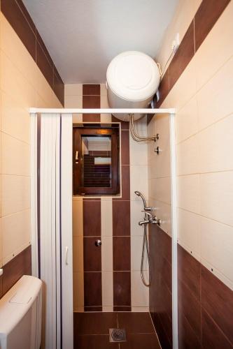Un baño de Apartments Ratković