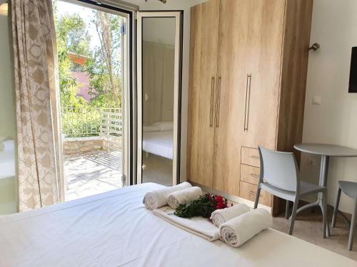 Postel nebo postele na pokoji v ubytování Tasos Rooms