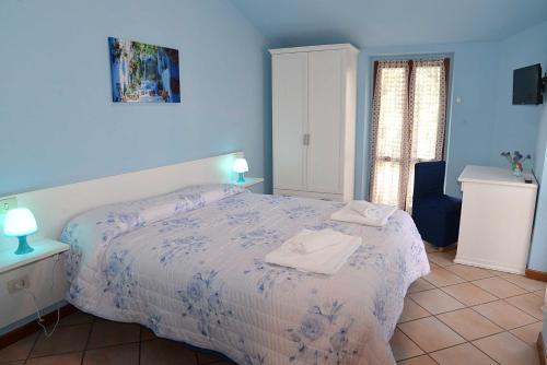 Camere Paolo في أسيسي: غرفة نوم زرقاء مع سرير وجدار ازرق