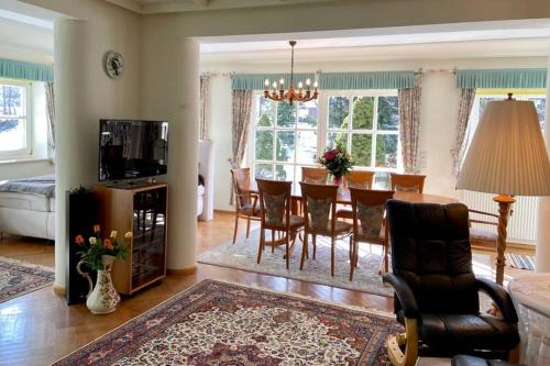 uma sala de estar com uma mesa e uma sala de jantar em Apartment Linda em Abtenau