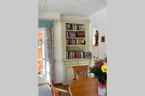 Perpustakaan di apartmen
