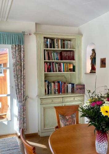 Perpustakaan di apartmen