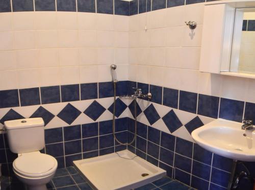 een badkamer met een toilet en een wastafel bij Hotel Club Maria Sidari in Sidari