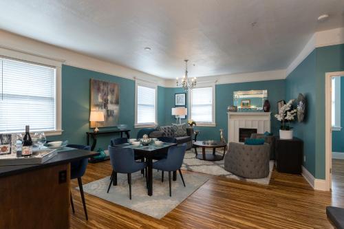 uma sala de estar com paredes azuis e uma mesa e cadeiras em 3rd Street Flats em McMinnville