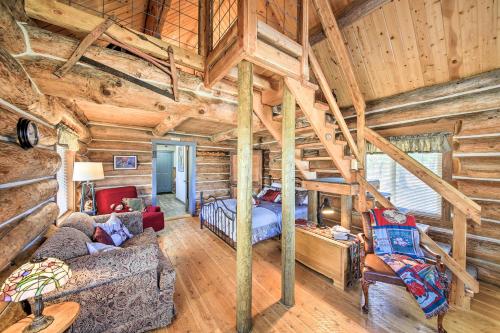 een slaapkamer in een blokhut met een bed en een trap bij Peaceful Kootenai Cabin - Unplug in the Mtns! in Bonners Ferry