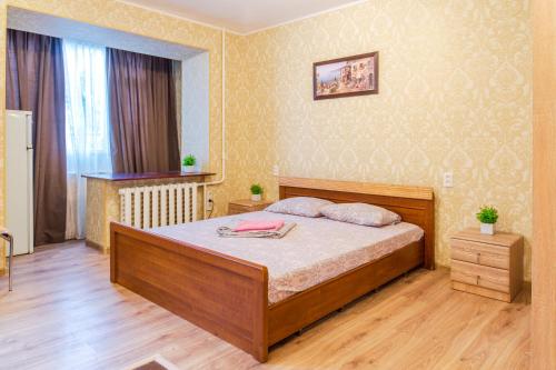 ein Schlafzimmer mit einem Bett in einem Zimmer in der Unterkunft Квартира по улице Лескова, 6 in Kiew