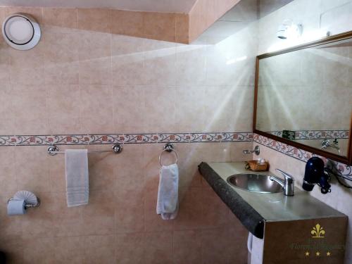 Kylpyhuone majoituspaikassa Hotel Florencia Regency