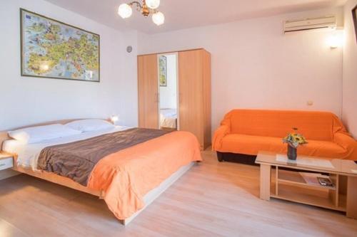 En eller flere senge i et værelse på Apartments and rooms Luka - with parking;