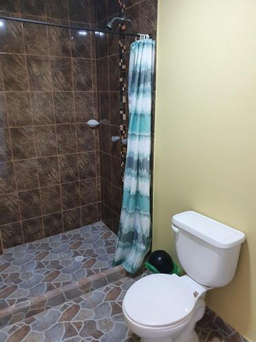 Ванна кімната в Victoria's Gennie Bay Village Hostal