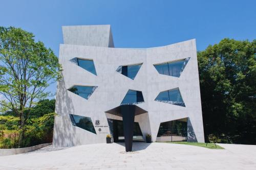 北杜市にあるホテルキーフォレスト北杜の幾何学的なデザインの建物