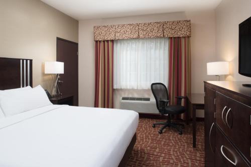 Rúm í herbergi á Holiday Inn Express Spokane-Valley, an IHG Hotel