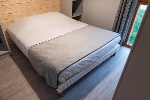Een bed of bedden in een kamer bij Camping Base de Loisirs du Lac de la Moselotte