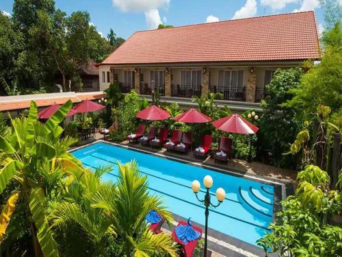 uma imagem de um resort com piscina em Ra-Ta Boutique Hotel em Siem Reap