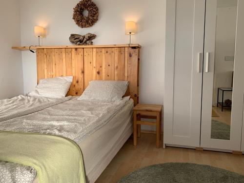 um quarto com uma cama grande e uma cabeceira em madeira em Studio Janko em Njivice