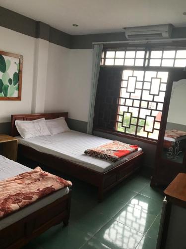 Un pat sau paturi într-o cameră la Thao Trang Hotel