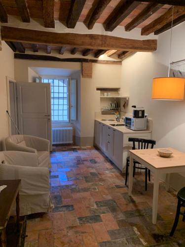 cocina con nevera y mesa en una habitación en Stefania Townhouse, en Montepulciano