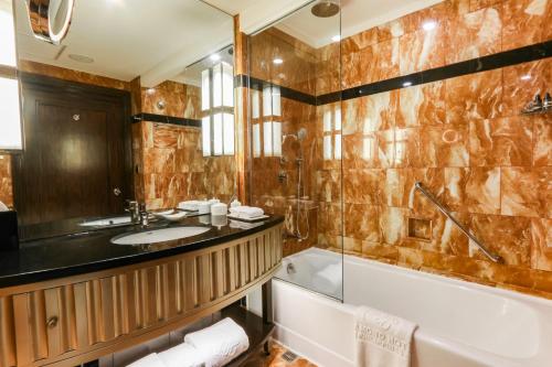 Bathroom sa Diamond Hotel Philippines