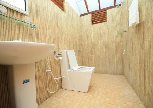 uma casa de banho com um WC e um lavatório em High Park Hotel em Nilaveli