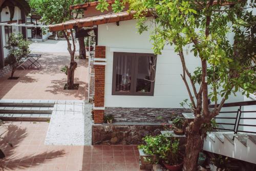 a house with a window and a tree at ngaunhien's house - Homestay in Thôn Dư Khánh