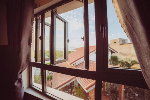 an open window with a view of a roof at ngaunhien's house - Homestay in Thôn Dư Khánh