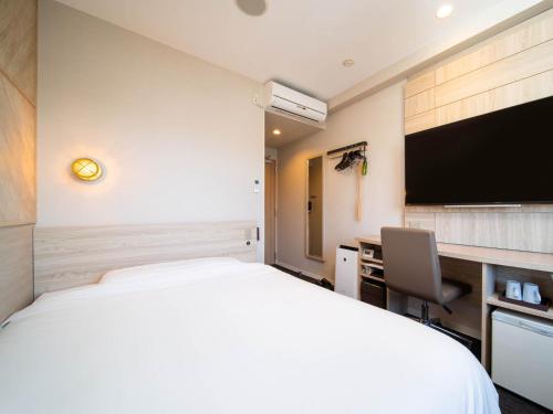 Een bed of bedden in een kamer bij Super Hotel Nagaizumi Numazu Inter
