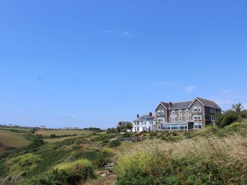 una casa grande en la cima de una colina en Housel Bay Hotel en Lizard