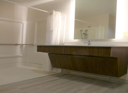 uma casa de banho com um lavatório e um espelho em Holiday Inn Express Lebanon, an IHG Hotel em Lebanon