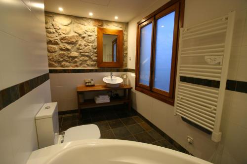 A bathroom at Hotel Moli De La Torre