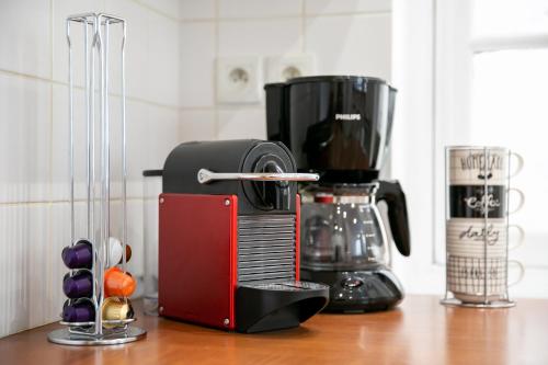 une cafetière assise au-dessus d'un comptoir dans l'établissement Corps et graphi(qu)es, à Périgueux