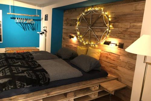 Un dormitorio con una cama con luces. en Wohlfühlen mitten in Wacken, en Wacken