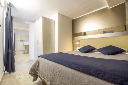 Llit o llits en una habitació de Le Dimore in Centro con Parcheggio e Self check-in