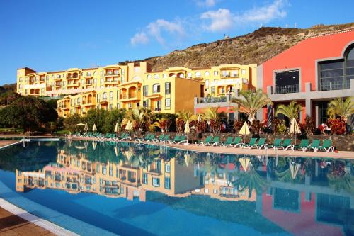 a large swimming pool in front of a large building at Hotel-Apartamento Las Olas in Los Cancajos