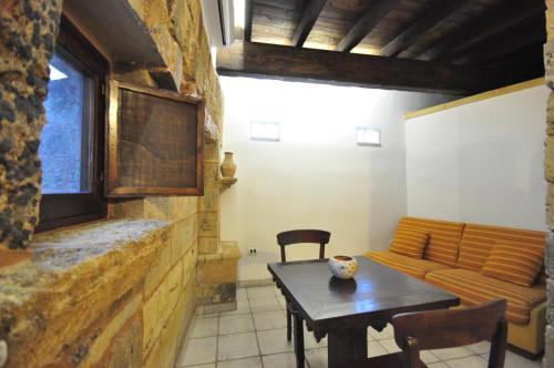 a living room with a table and a couch at Felline In Bed&Breakfast Dimora di Charme el Salento in Felline
