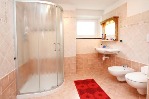 Koupelna v ubytování Appartamenti Lezuo Iris