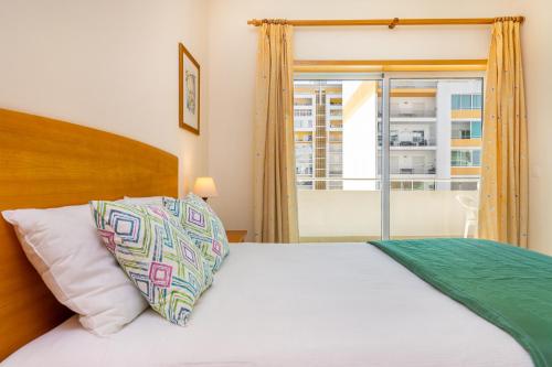 Ένα ή περισσότερα κρεβάτια σε δωμάτιο στο Faia BeachSide by Encantos do Algarve - 404