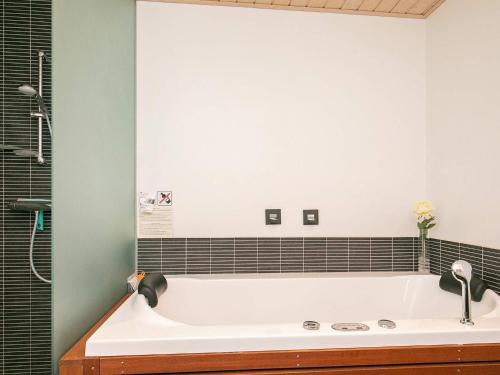 y baño con bañera y 2 grifos. en 6 person holiday home in Hj rring, en Lønstrup